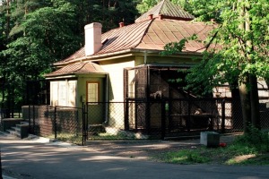 1911. gadā celtās Rīgas zoodārza pirmās apkurināmās dzīvnieku mītnes - Pērtiķu mājas atslēgas nodotas būvniekiem, lai uzsāktu 17 gadus neapdzīvotās ēkas demontāžu un pārbūvi par plašu un daudzfunkcionālu vides izglītības centru.