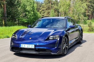 Travelnews.lv ar elektrisko «Porsche Taycan Cross Turismo» dodas Biķernieku sporta trasē un meža bezceļos