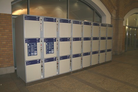 Beveik kiekvienoje stotyke rasite bagažo saugyklas uz 3 eurus per dieną