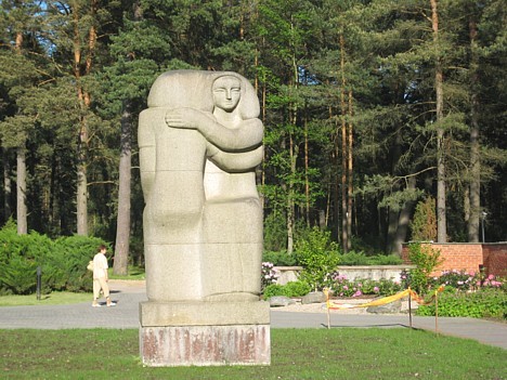 Skulptūra sanatorijos teritorijoje