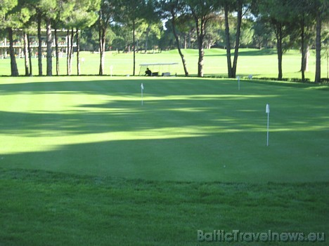 Kaip Turkijoje dydžiausias golfio aikštynas, golfo megėjams siūlo du aikštynus su 18 duobučių sudarytu taku ir vieną devinių duobučių taką