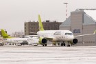 Rīgā sagaida pasaulē pirmo Bombardier CS300 lidmašīnu