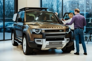 Bezceļu virtuozs «Land Rover Defender» uzsāk piedzīvojumus Latvijā 