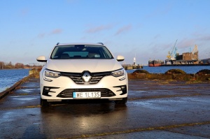 Travelnews.lv ar jauno «Renault Megane INTENS E-TECH 160 PLUG-IN HYBRID» apceļo Vidzemi