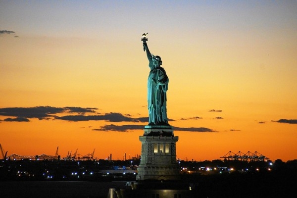 17. jūnijs vēsturē: Ņujorkas ostā no Francijas tiek sagaidīta Brīvības statuja