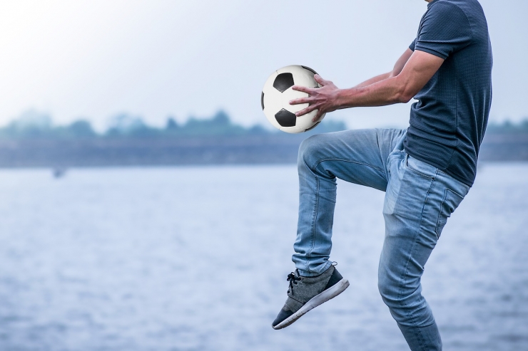 1. decembris vēsturē: Futbolā aizliedz ņemt rokās bumbu 