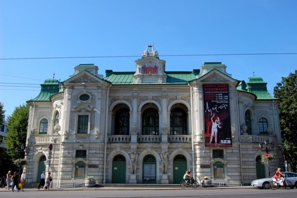 21. jūnijs vēsturē: pēc rekonstrukcijas tiek atklāts Latvijas Nacionālais teātris