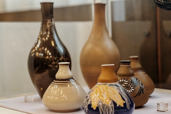 Latvijas Mākslas akadēmijas Keramikas meistardarbnīcas simtgadei veltīta izstāde Rīgas vēstures un kuģniecības muzejā