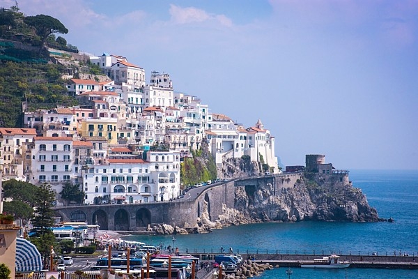 Itālija aizliedz un ierobežo automašīnām apmeklēt slaveno Amalfi piekrasti