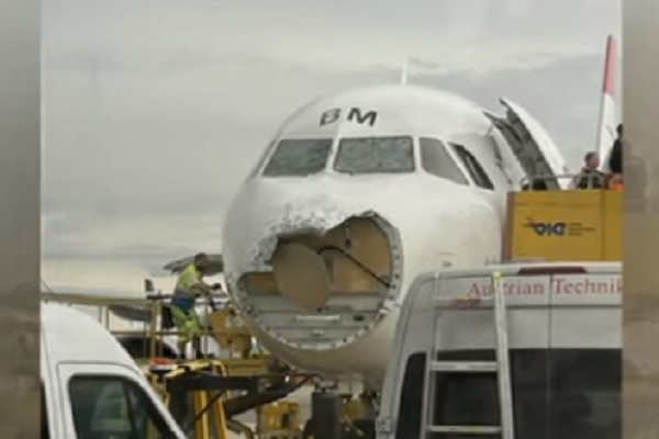 VIDEO: Krusa nopietni sabojā lidmašīnu