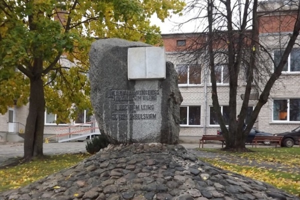 8. jūlijs vēsturē: Atklāj pieminekli latgaļu grāmatniecības pamatlicējiem