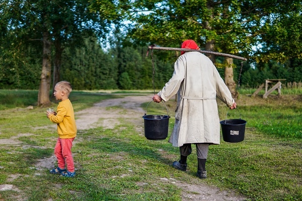 Lūznavas muižā atklās ceļojošo izstadi «Baba, kuru škārsteikla bārni vaira napīdzeivuos»