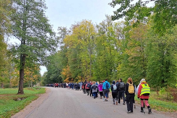 Rekordliels dalībnieku skaits piedalās 23 km rudens pārgājienā apkārt Geraņimovas Ilzas ezeram