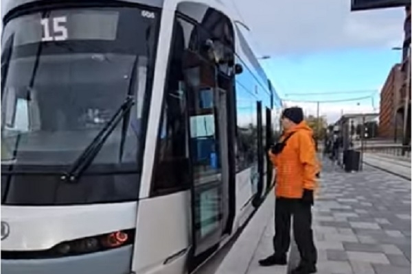 VIDEO: Vācijā darbu sāk pasaule garākais tramvajs