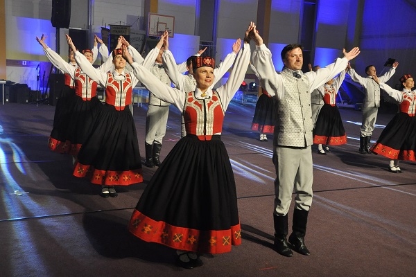 Labdarības deju lielkoncertā Aizputē sadejos vairāk kā 600 dejotāji