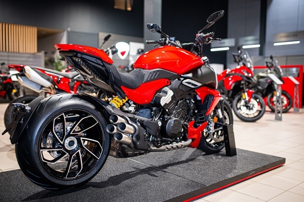 Rīgā atklāts jaunais «Ducati» motosalons 