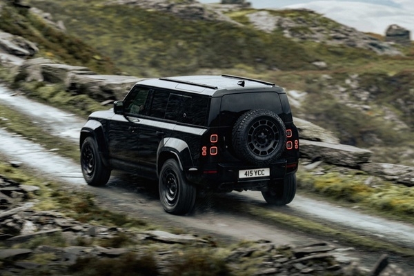 Defender OCTA Black: luksusa 4x4 spēkrats ar rokzvaigznes attieksmi