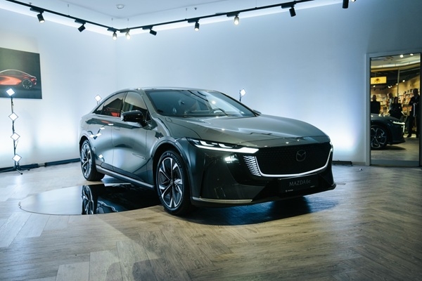Latvijā notikusi jaunā elektroautomobiļa «Mazda6e» pirmizrāde 