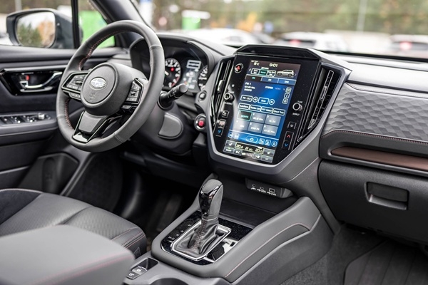 Bezceļu testā piedalās 5 ļoti atšķirīgi 4x4 automobiļi un «Latvijas Gada auto 2026» pretendenti 