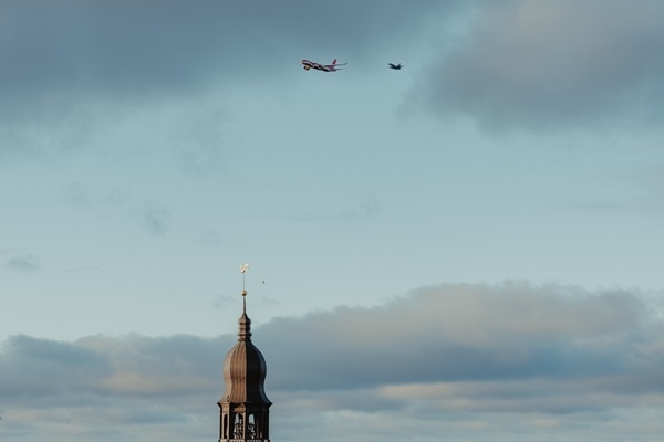 «airBaltic» lidmašīna piedalās Latvijas valsts svētku parādē