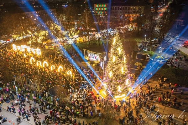 Jelgava: Pirmajā adventē iedegs pilsētas lielo egli