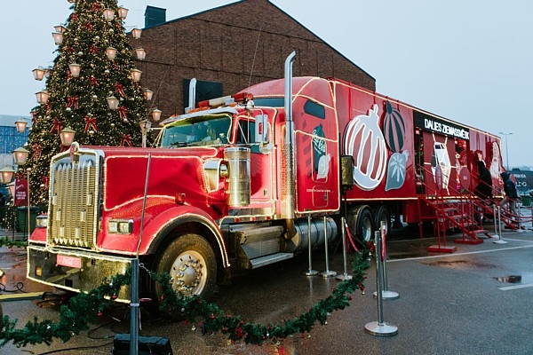 Leģendārā Coca-Cola Ziemassvētku automašīna atgriezīsies Rīgā
