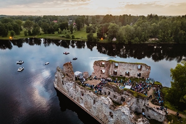 Koknesē saulgriežus ieskandinās ar latviskām tradīcijām un leģendāru mūziku