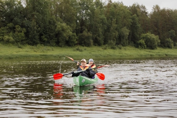 Lietus nespēja apturēt Daugavas draugus – laivu brauciens pulcē 150 dalībniekus