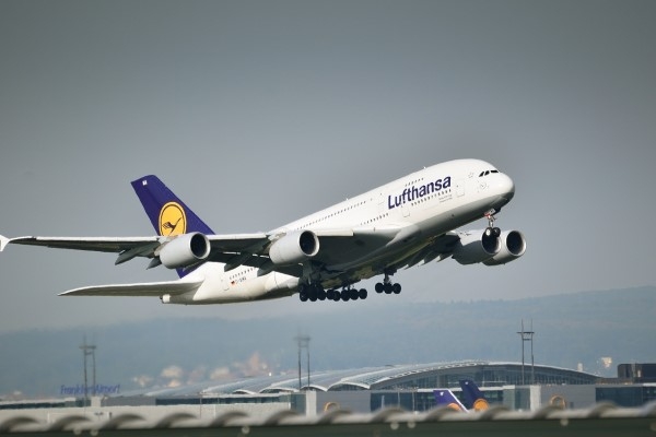 «Lufthansas» nedienām gals? Lidsabiedrība vienojas ar arodbiedrību