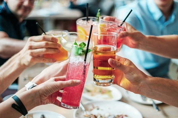 Ceļotājus brīdina par riskiem ceļojuma laikā saindēties ar nekvalitatīvu alkoholu