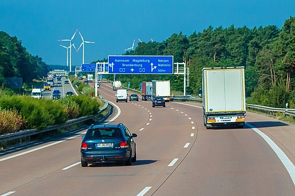 Kāpēc automaģistrāļu zīmes Vācijā ir zilas, bet Francijā zaļas?