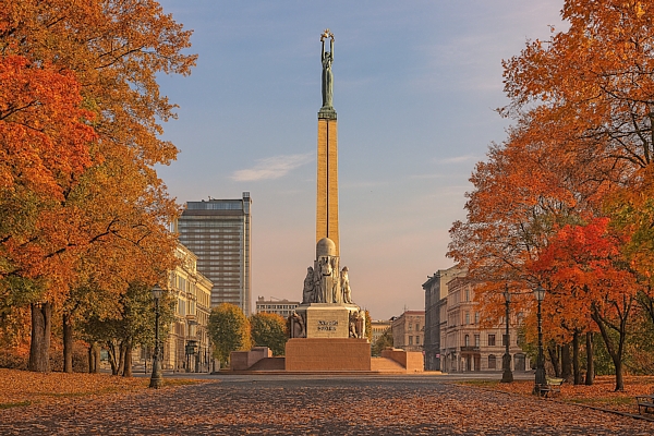 18. novembris vēsturē: Brīvības piemineklis Rīgā svin savu dzimšanas dienu