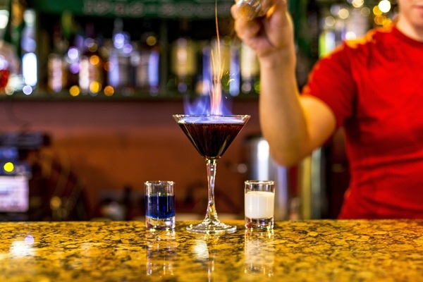 Igaunijā apsver iespēju ļaut 16 gadus veciem jauniešiem pasniegt alkoholu bāros un restorānos