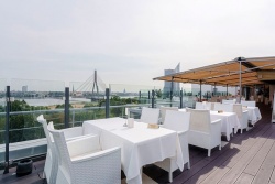 Rezervējiet galdiņu virs Rīgas! Riga Islande Hotel