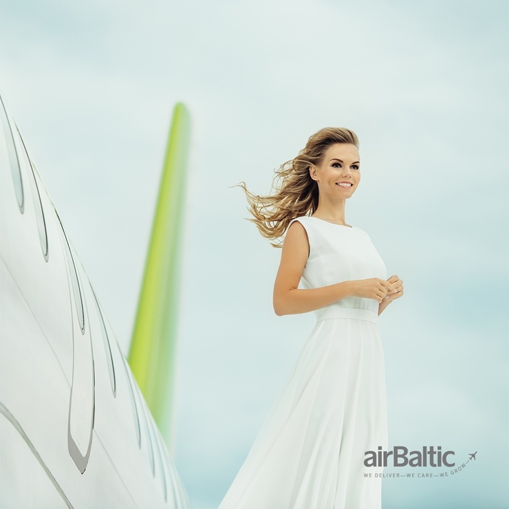 Skaistās «airBaltic» meitenes rotā kalendāru. Foto airBaltic.com 295326