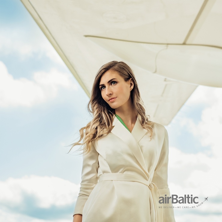 Skaistās «airBaltic» meitenes rotā kalendāru. Foto airBaltic.com 295331