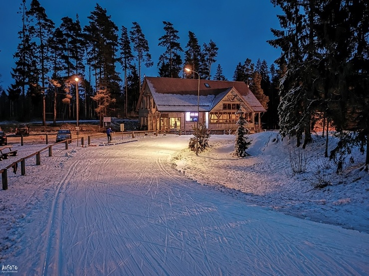 Lieli un mazi kāpj uz slēpēm Madonas pusē. Foto: Madonas TIC 295498