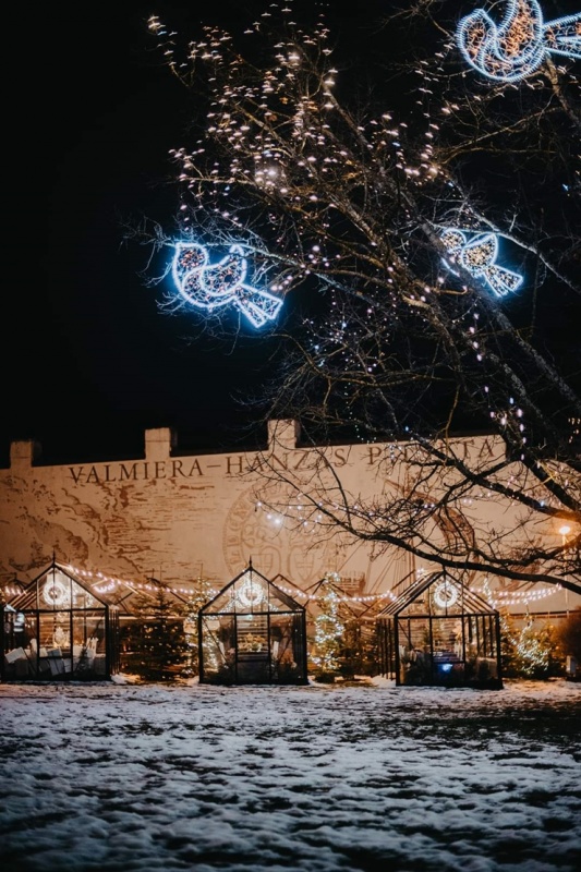 Vidzemes pilsēta Valmiera pošas Ziemassvētkiem. Foto: Valmieras pilsētas pašvaldība un Vija Zvejniece 295654