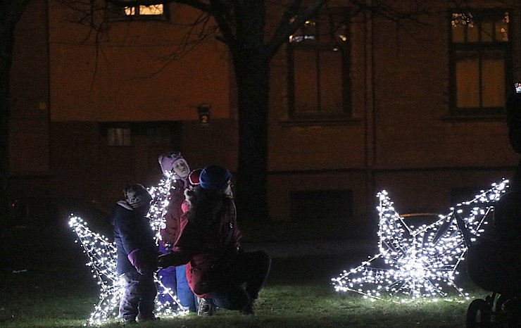 Sarkandaugavas svētku izgaismojums pulcē vakara pastaigai rīdziniekus 296087