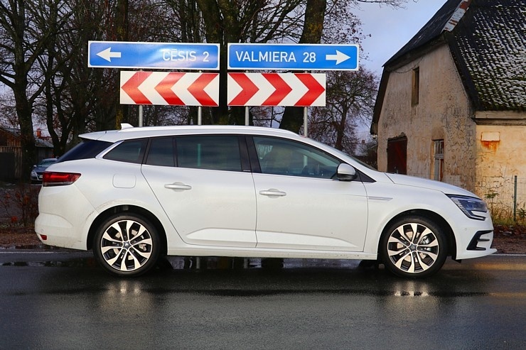 50 bildes - «Renault Megane INTENS E-TECH 160 PLUG-IN HYBRID» 296212