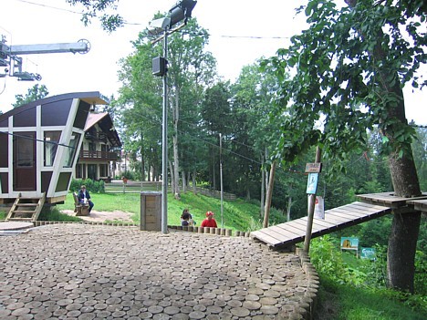 Piedzīvojumu parks „Mežakaķis” piedāvā dažādu grūtības pakāpju šķēršļu joslas, sākot no vieglākās zaļās, kam seko zilā, sarkanā un melnā trase 15963