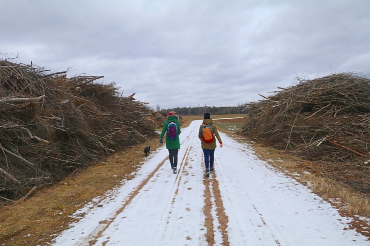 Travelnews.lv dodas 37 km pārgājienā Dundagas apkārtnē 3.daļa 298281