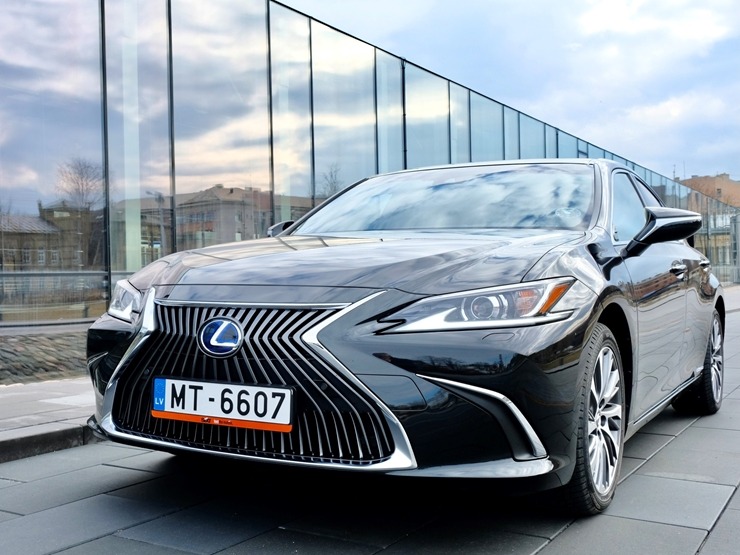 Auto noma «Sixt Latvija» saņem jaunu automašīnu «Lexus ES 300h Limited Edition FWD» 298561