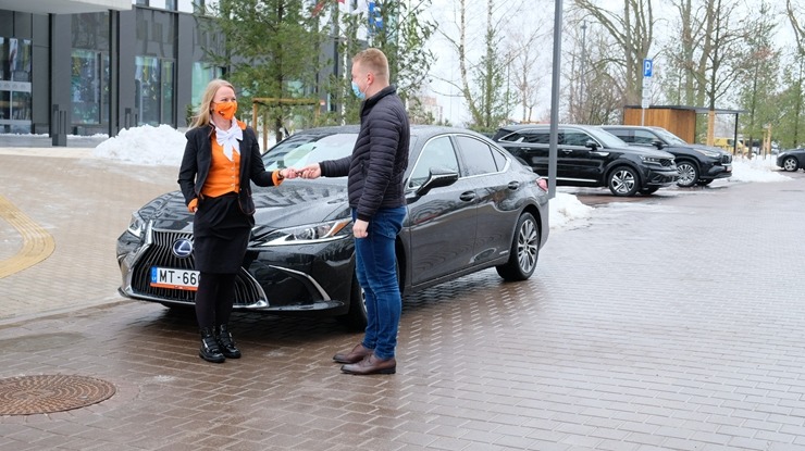 Auto noma «Sixt Latvija» saņem jaunu automašīnu «Lexus ES 300h Limited Edition FWD» 298562