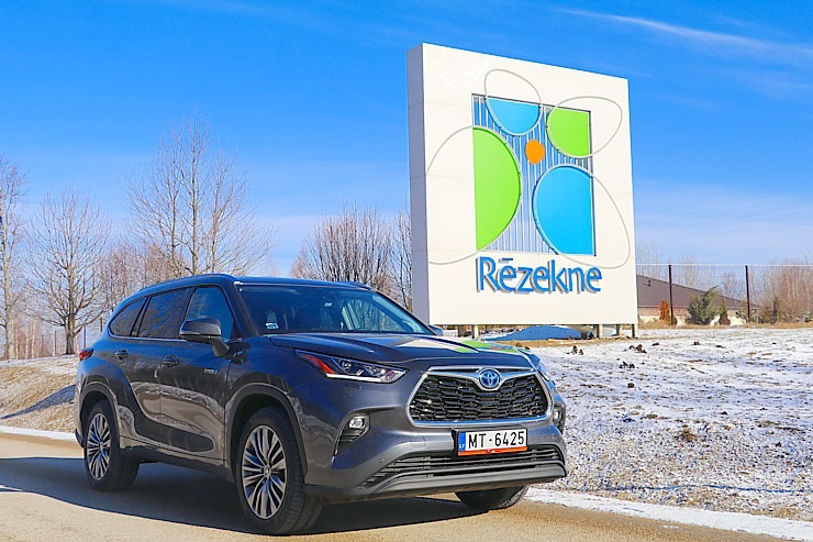 Sadarbībā ar auto nomu «Sixt Latvija» izbaudam ceļojumu ar «Toyota Highlander 2.5 Hybrid AWD Executive» 298731