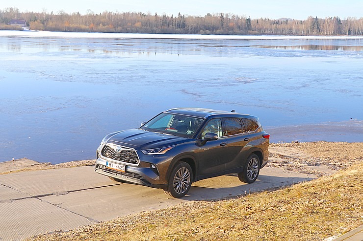 Sadarbībā ar auto nomu «Sixt Latvija» izbaudam ceļojumu ar «Toyota Highlander 2.5 Hybrid AWD Executive» 298752