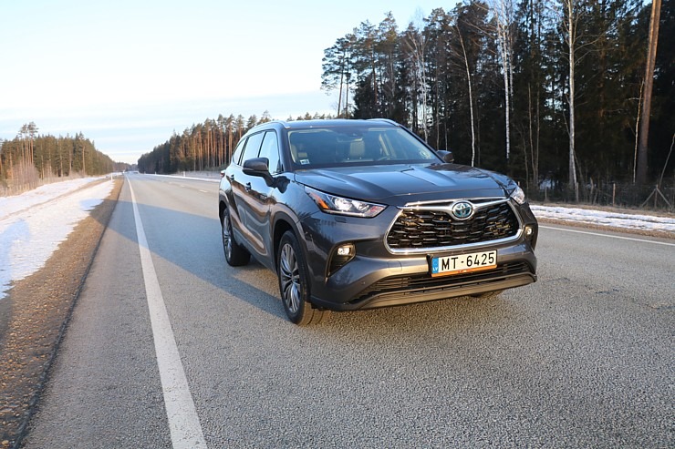 Sadarbībā ar auto nomu «Sixt Latvija» izbaudam ceļojumu ar «Toyota Highlander 2.5 Hybrid AWD Executive» 298755