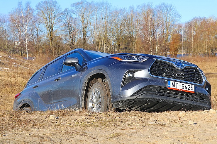 Sadarbībā ar auto nomu «Sixt Latvija» izbaudam ceļojumu ar «Toyota Highlander 2.5 Hybrid AWD Executive» 298758