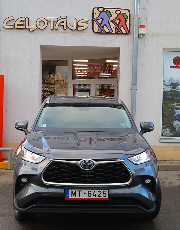 Sadarbībā ar auto nomu «Sixt Latvija» izbaudam ceļojumu ar «Toyota Highlander 2.5 Hybrid AWD Executive» 298779