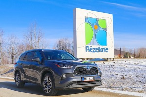 Sadarbībā ar auto nomu «Sixt Latvija» izbaudam ceļojumu ar «Toyota Highlander 2.5 Hybrid AWD Executive»